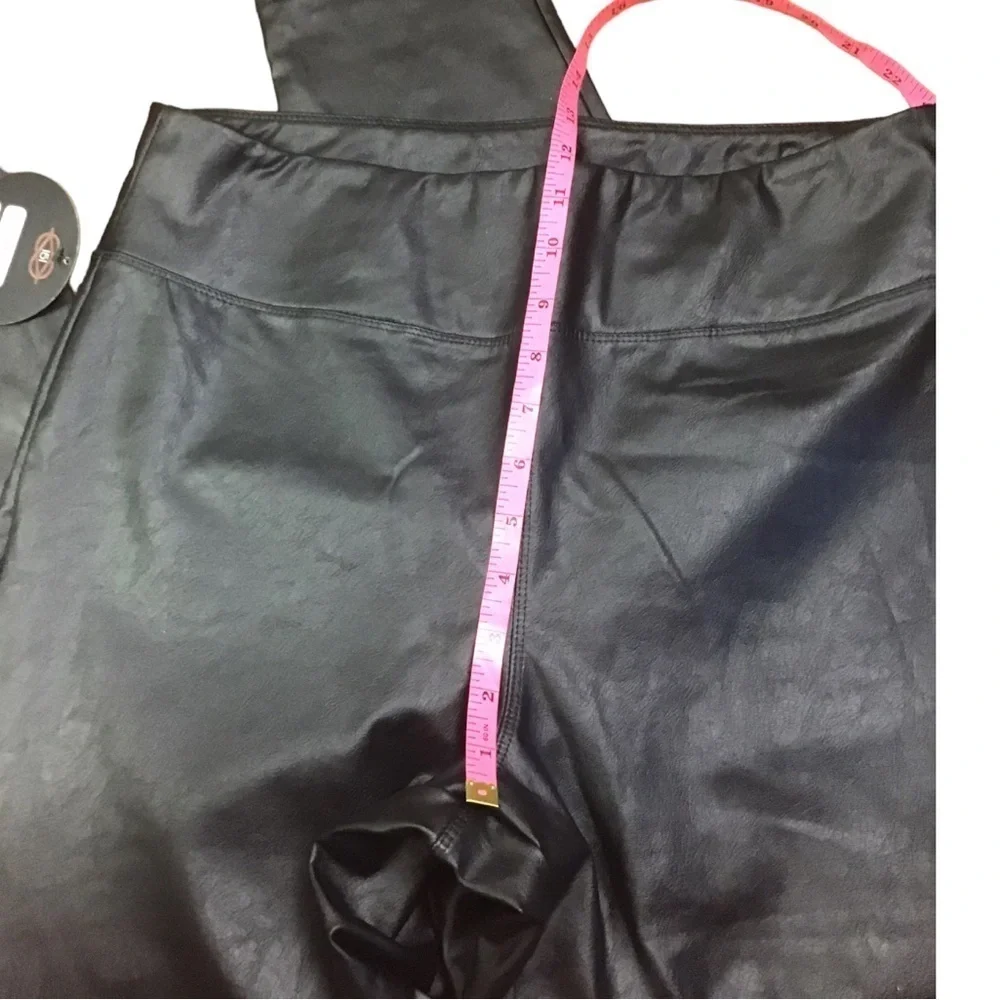 151 Women’s Size Large Black Faux Leather Tapered Leg Pants Barrel Style
